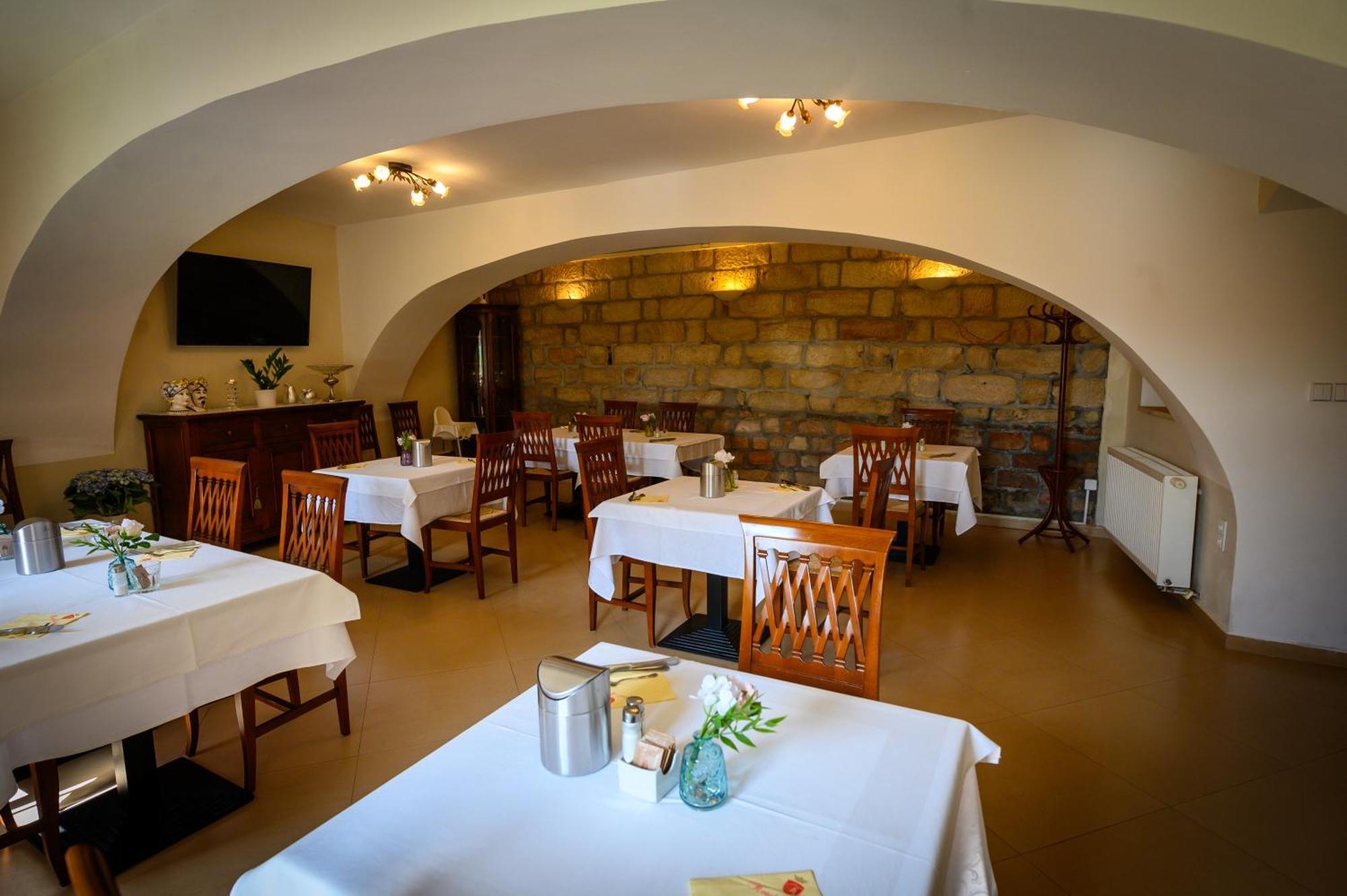 Hotel U Krale Йичин Экстерьер фото