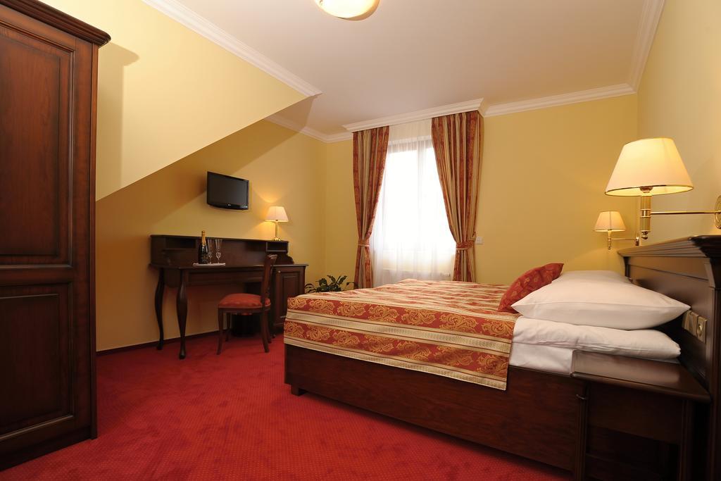 Hotel U Krale Йичин Экстерьер фото