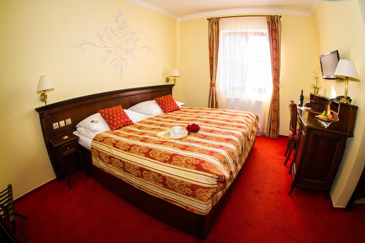 Hotel U Krale Йичин Экстерьер фото