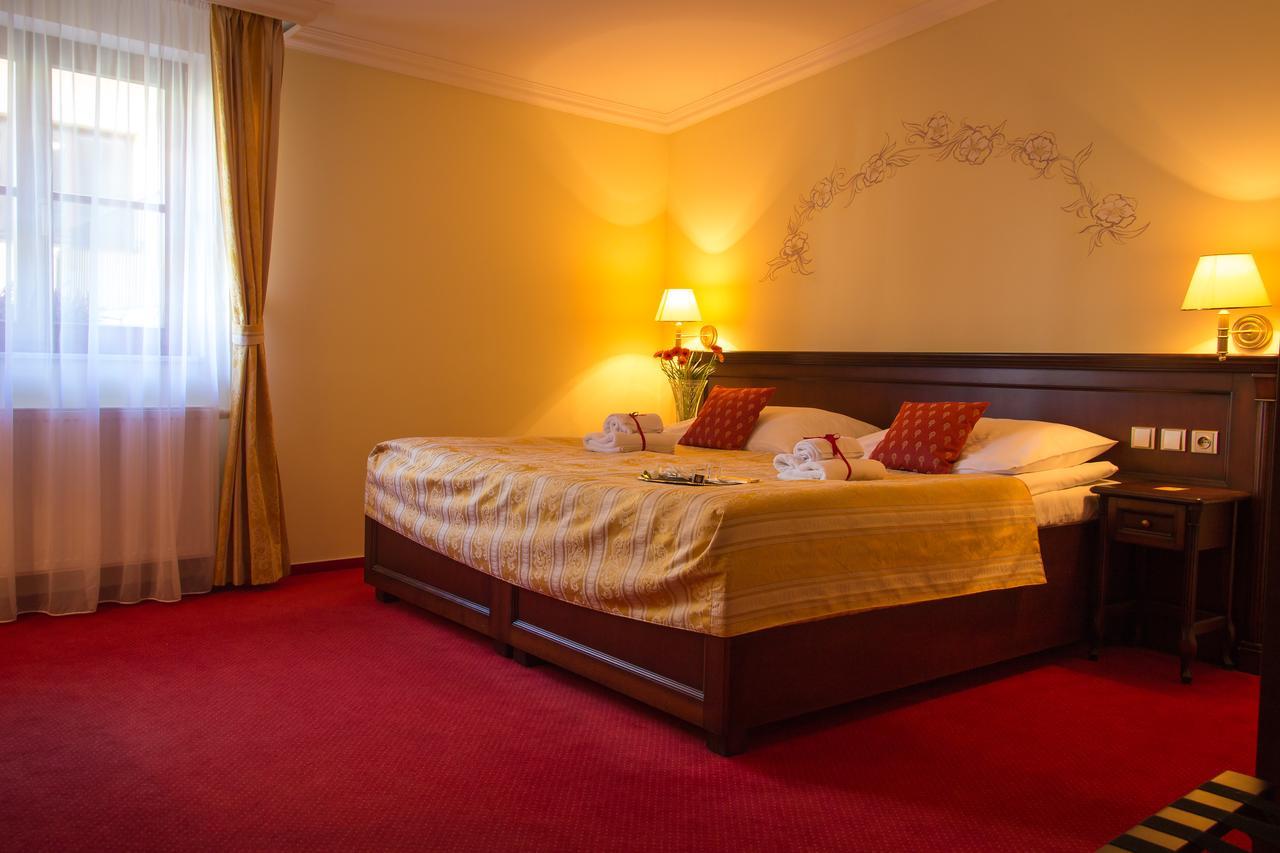 Hotel U Krale Йичин Экстерьер фото