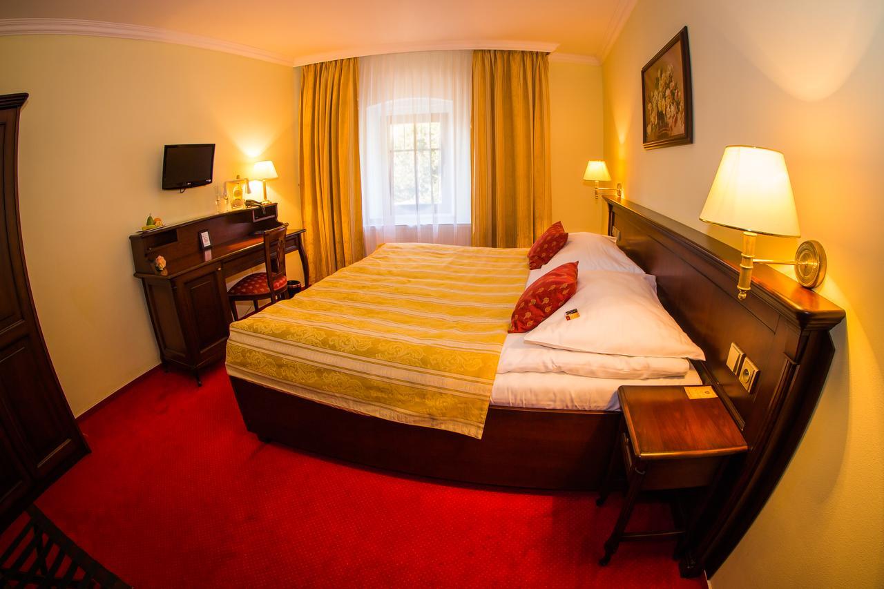 Hotel U Krale Йичин Экстерьер фото