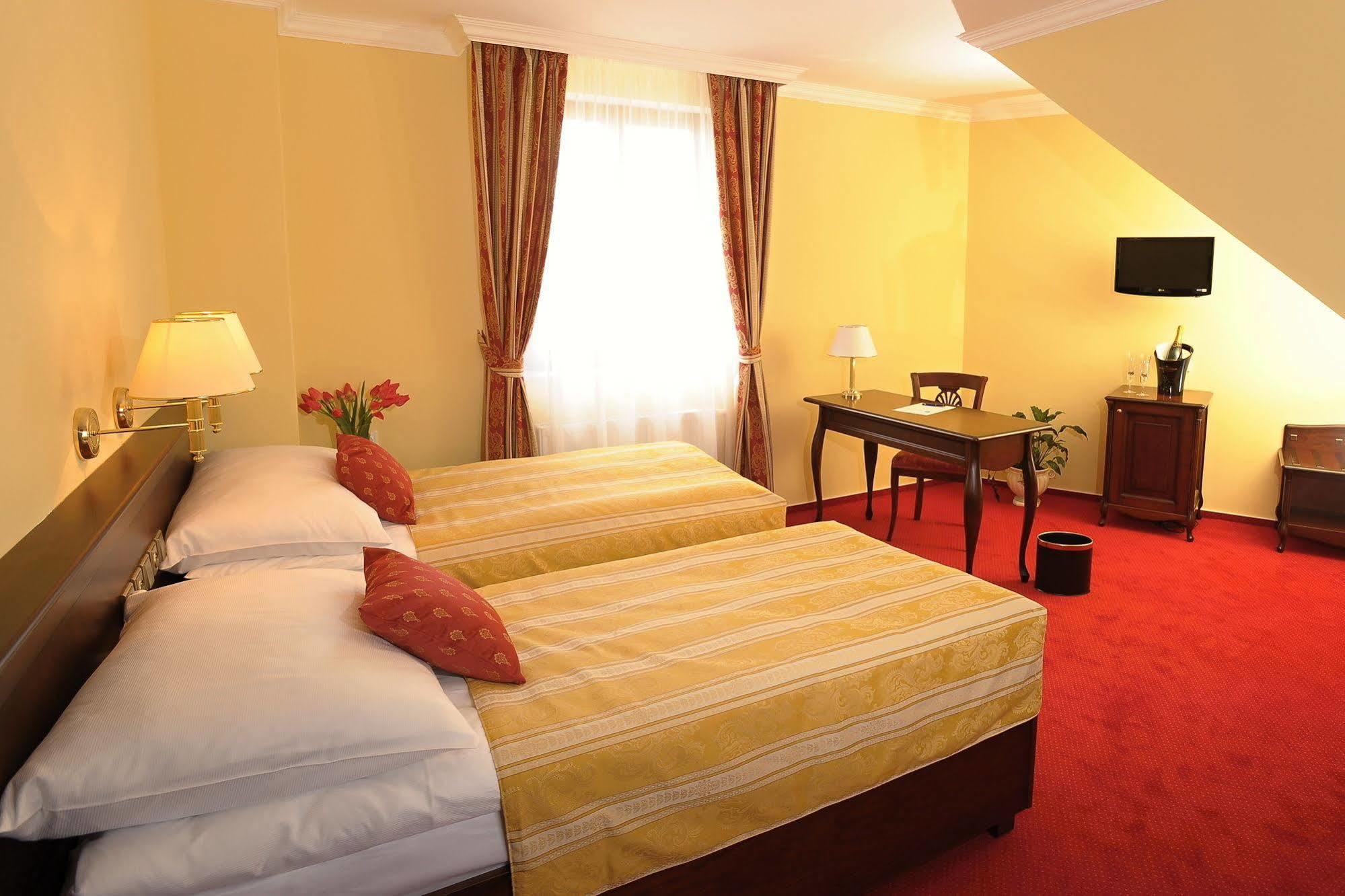 Hotel U Krale Йичин Экстерьер фото