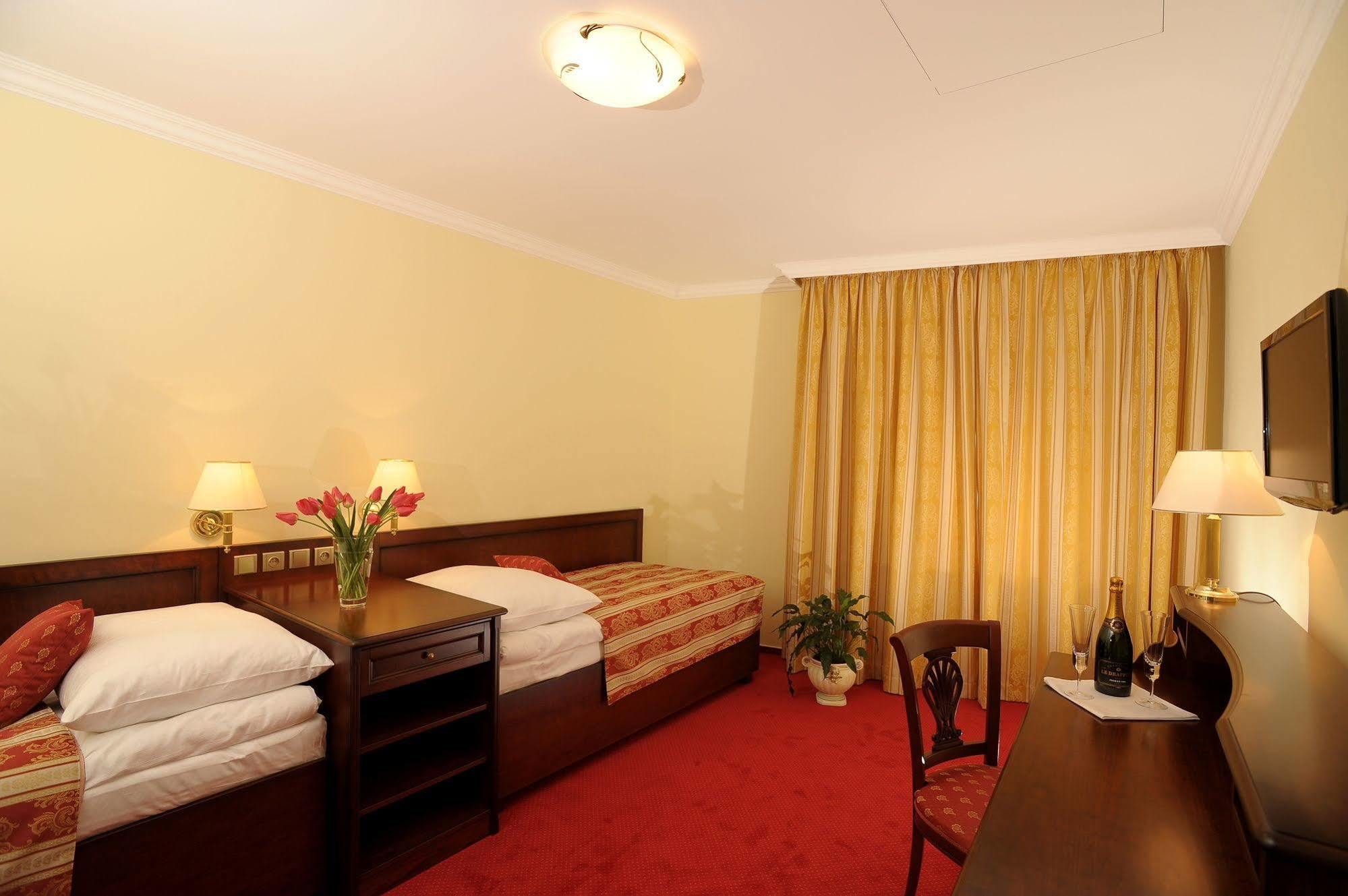 Hotel U Krale Йичин Экстерьер фото
